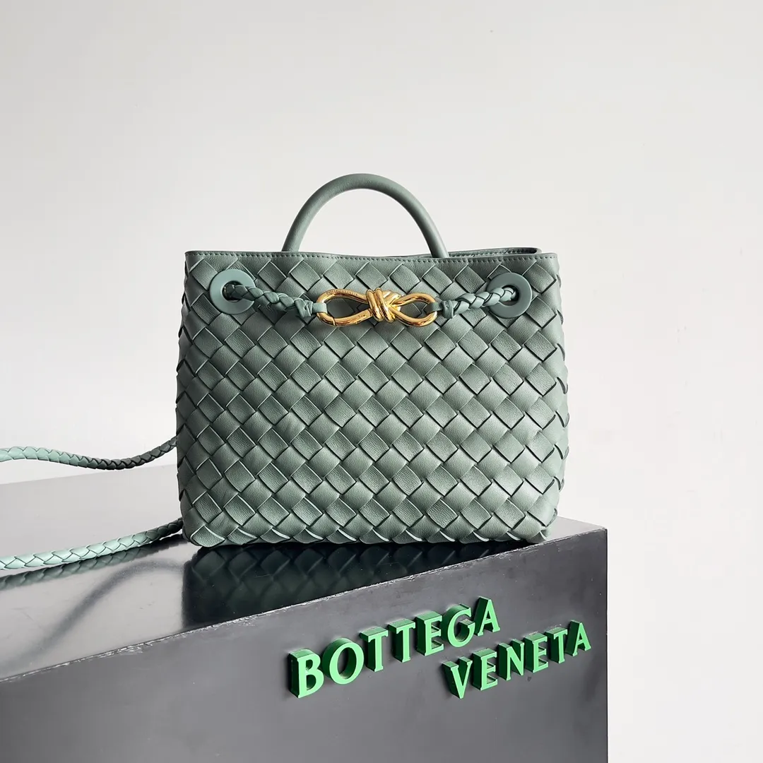 The 2023 new Andiamo batch of 1860 BV has been shipped‼ ️Really popular🔥The new Andiamo woven handbag launched by Bottega Veneta this season is really popular all over the world! ! Celebrities at home and abroad have worn it, and Oscar-winning actress Michelle Yeoh has taken it out on the street. Song Jia, Trai Yara, Yu Feihong, Sanji Ayaka, Rosie Hunting-Whiteley, Yoshioka Riho, etc. have all picked up this bag. It is classic and versatile, showing off its temperament, and the bag capacity is also large, which is very convenient for daily commuting! ! A variety of carrying methods, the shoulder straps can be adjusted by yourself, the original lambskin feels soft and delicate, and the neutral style is made to break gender boundaries and bring a more practical and longer-lasting use experience. Andiamo, which has both elegant and casual styles, perfectly interprets the true appearance of "fashionable old money style". Style number: 743568 Size: 25*22*10.5cm
